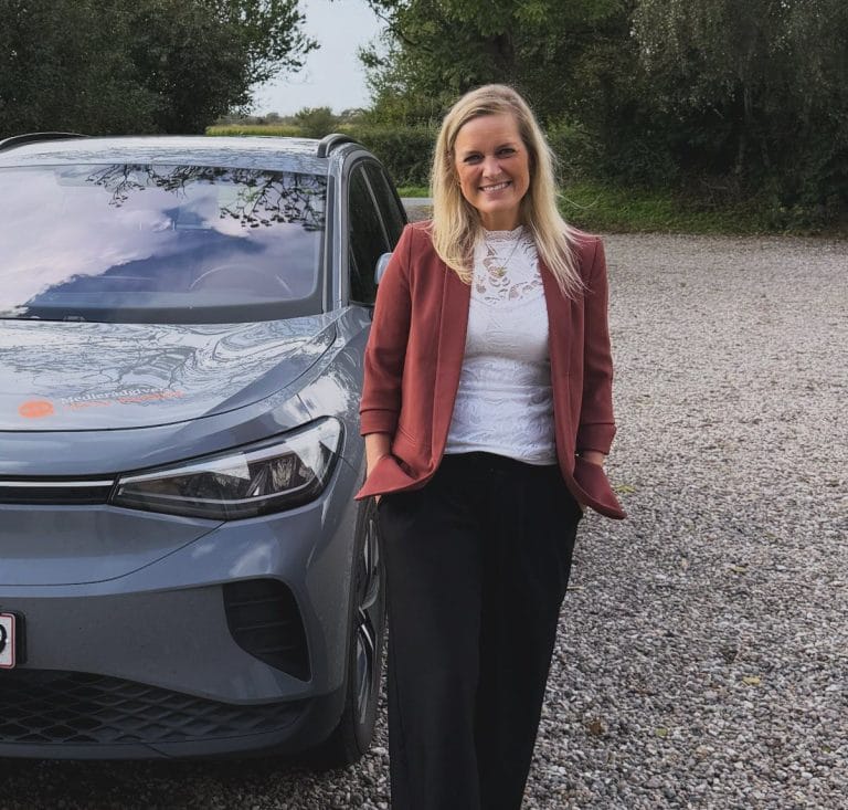 Medierådgiver Merete Warming ved sin bil